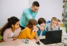 Miért fontos, hogy apák is részt vegyenek a gyermekek iskolai programjaiban?