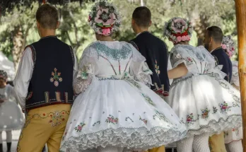 A Pünkösdi királyválasztás: Egy elfeledett hagyomány