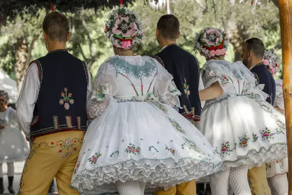 A Pünkösdi királyválasztás: Egy elfeledett hagyomány