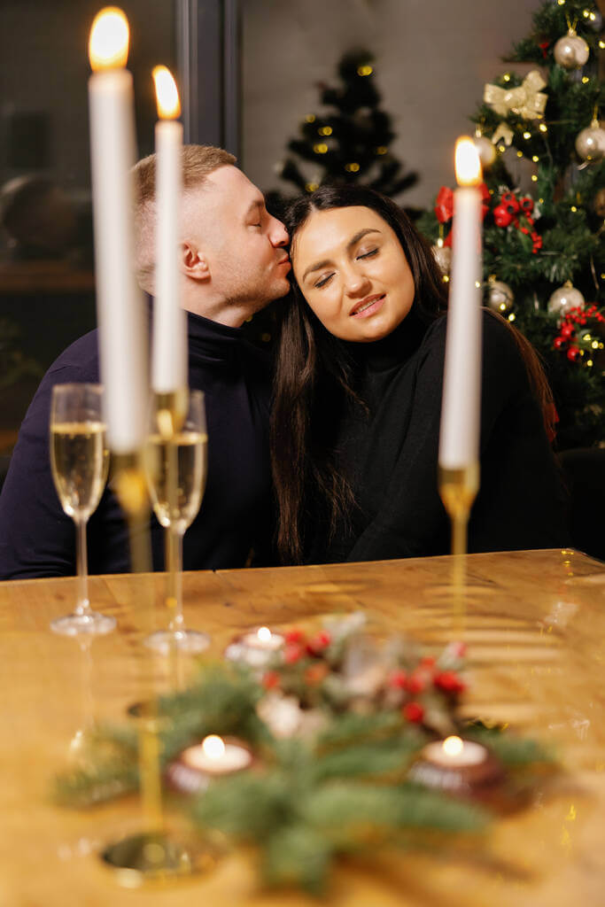 Karácsonyi gyertyafény vacsora romantikus pároknak