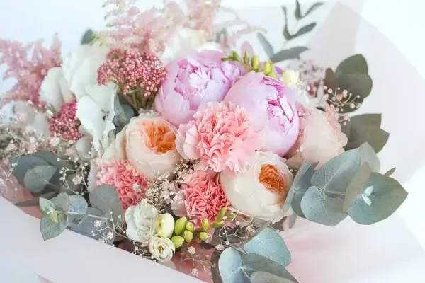 10 csodás nőnapi virágcsokor modern stílusban