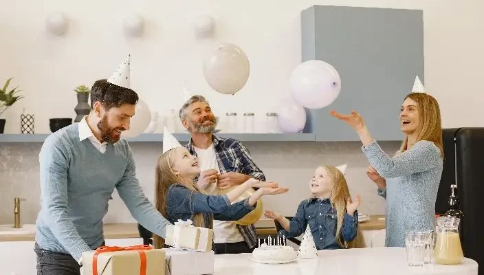 Családi ünnepségek: így jelenhetünk meg rajtuk nyáron is elegánsan, de komfortosan